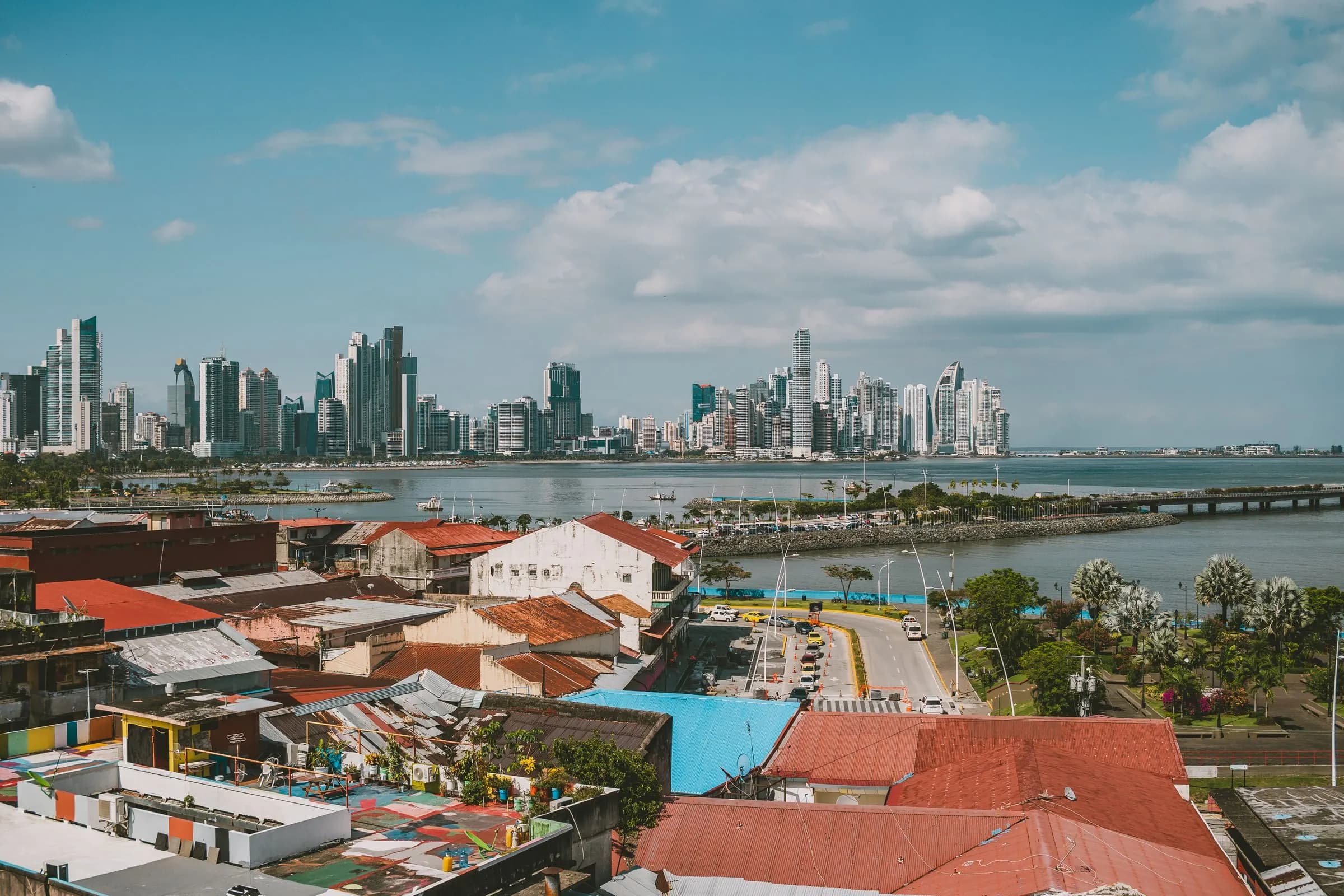 Tejados de un barrio antiguo con torres residenciales al fondo.